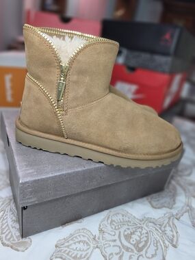 UGG Classic Mini Zip Suede Boot in Chestnut | Size 8